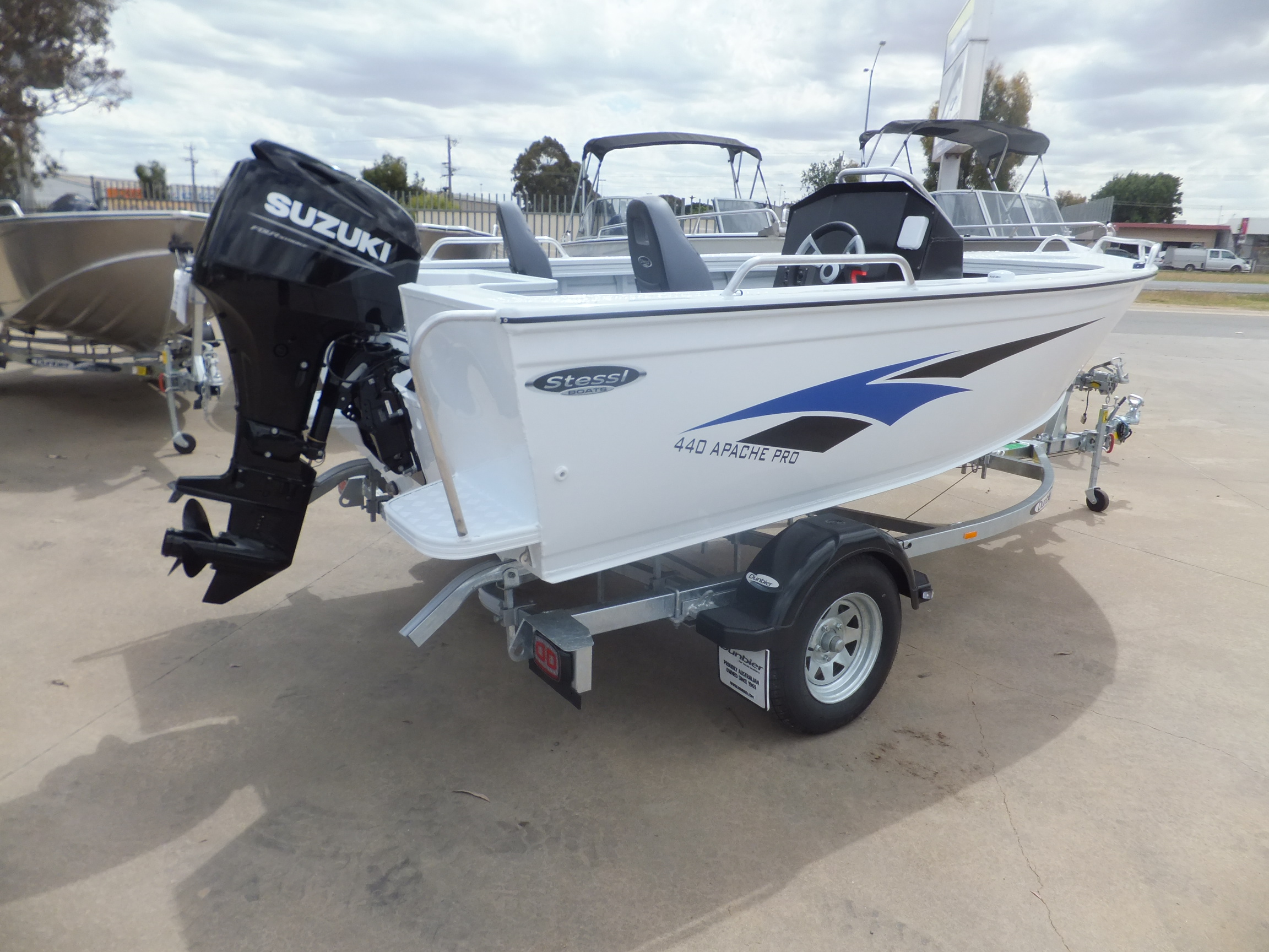 2023 STESSL 4.40 APACHE PRO SIDE CONSOLE SUZUKI 60 HP DUNBIER 4.7