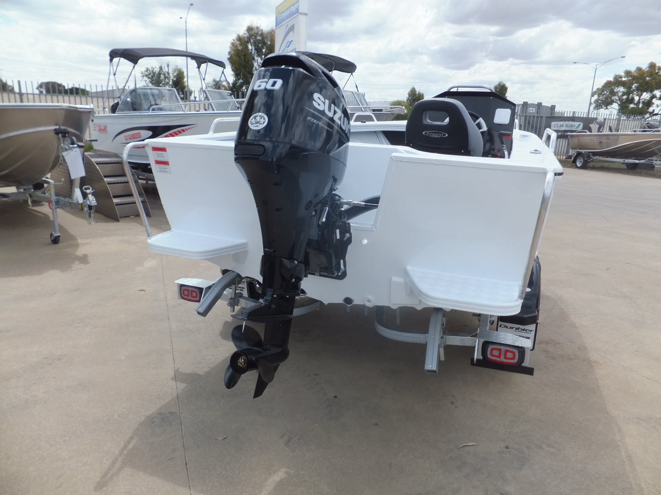 2023 STESSL 4.40 APACHE PRO SIDE CONSOLE SUZUKI 60 HP DUNBIER 4.7