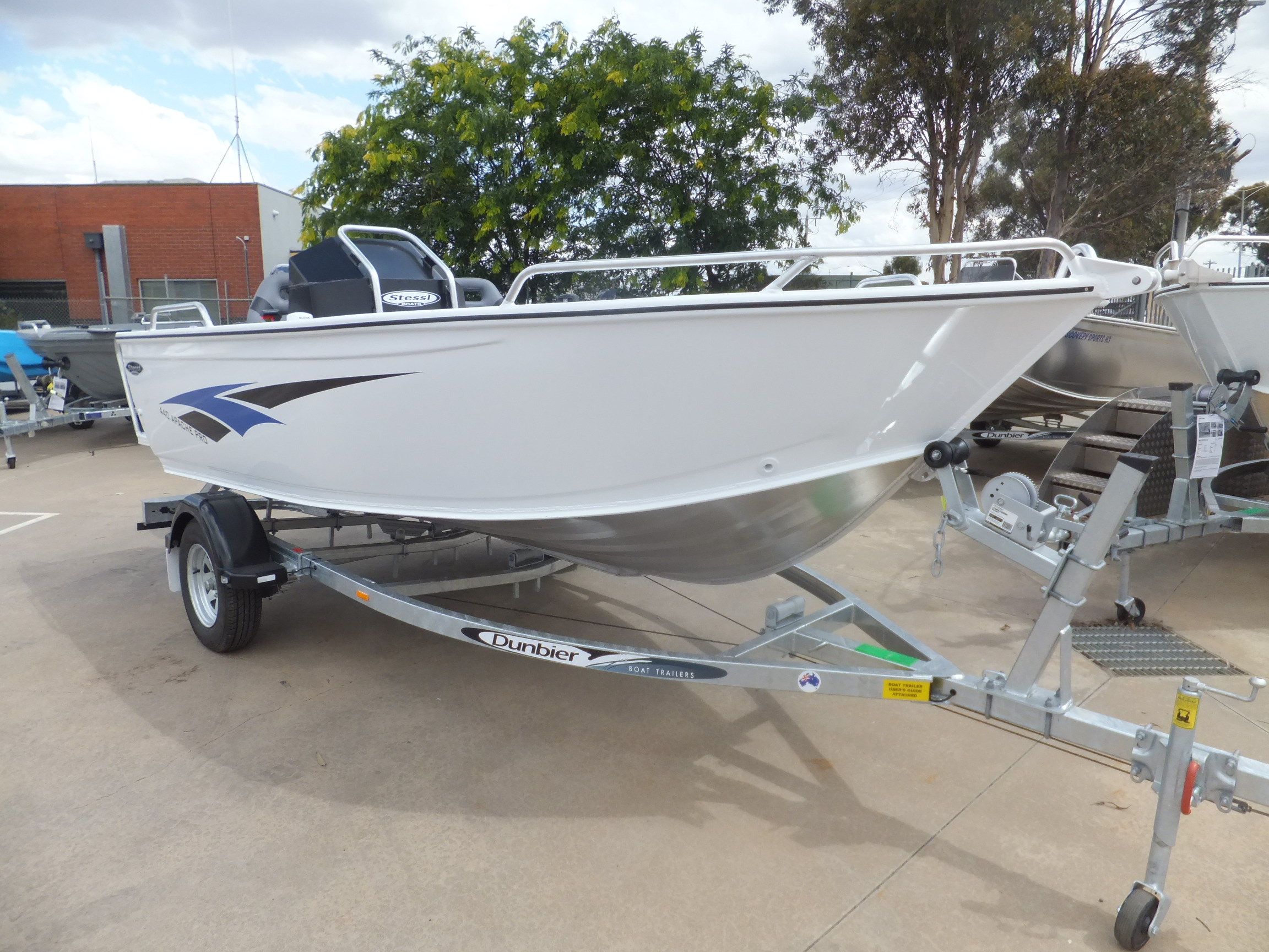 2023 STESSL 4.40 APACHE PRO SIDE CONSOLE SUZUKI 60 HP DUNBIER 4.7